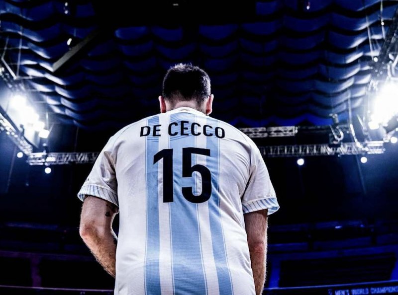 کاپیتان آرژانتین قهرمان المپیک را به زانو درآوردیم ش