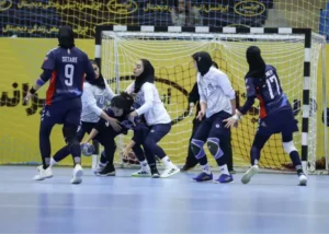 زنان هندبالیست استقلال وارد می شوند