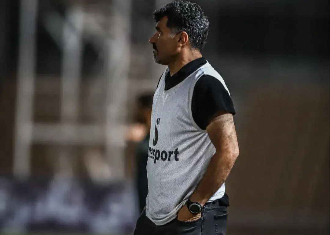 داریوش یزدی سرمربی نیروی زمینی در کنار زمین فوتبال