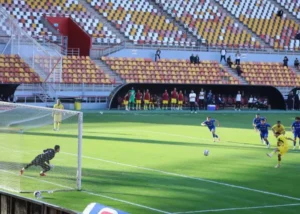 گلر استقلال علیه کاپیتان سابق آبی‌ها